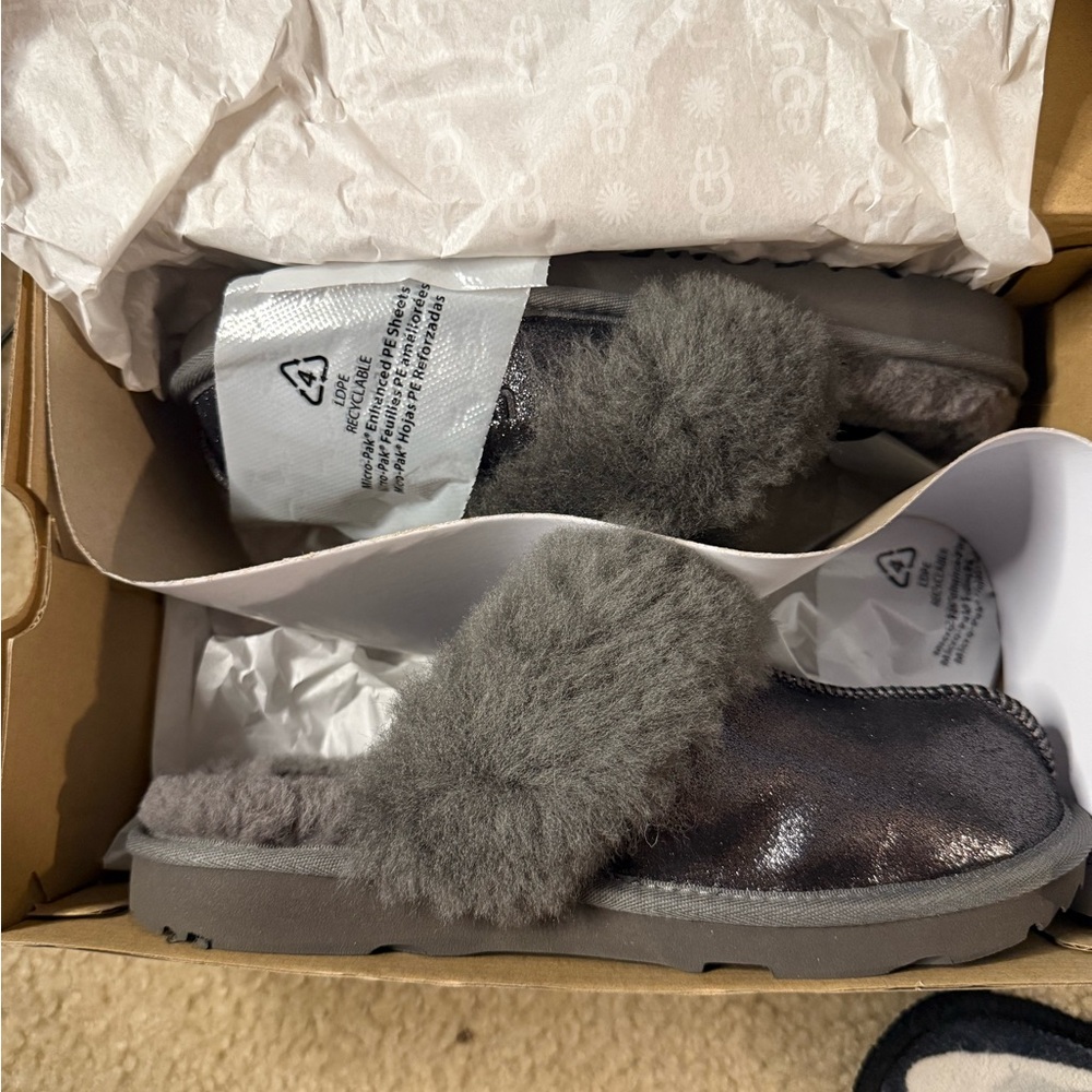 New UGG Cozy II Metallic Glitter Slipper Youth Big Kid Grey Metallic | Size 5
